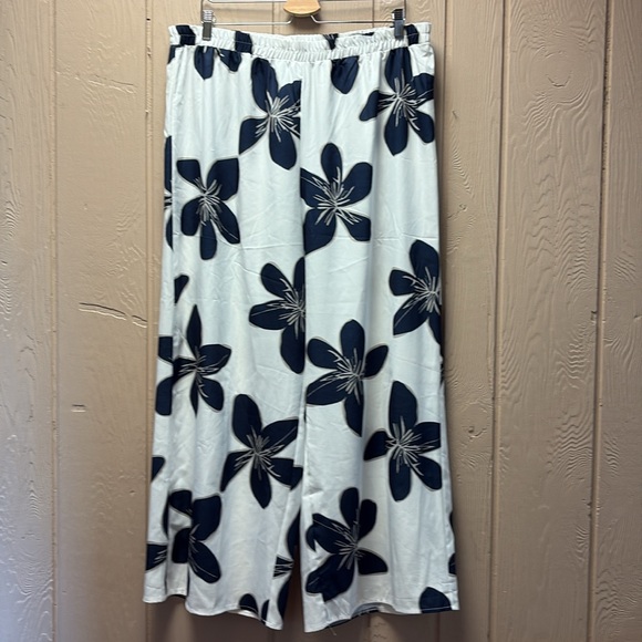 Shein Curve Pants - Picture 1 of 9